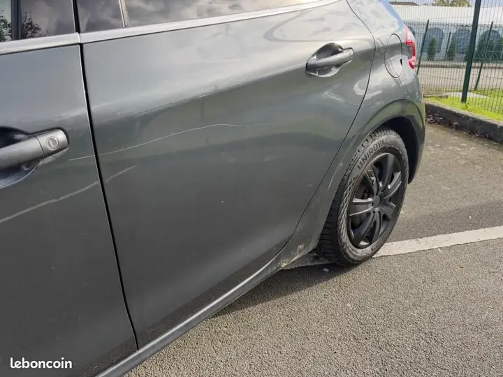 Peugeot 208 2013 photo 5