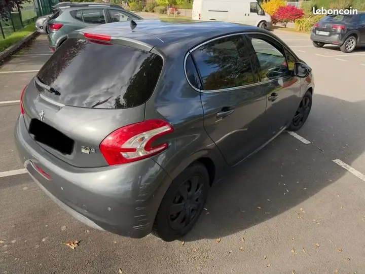 Peugeot 208 2013 photo 3