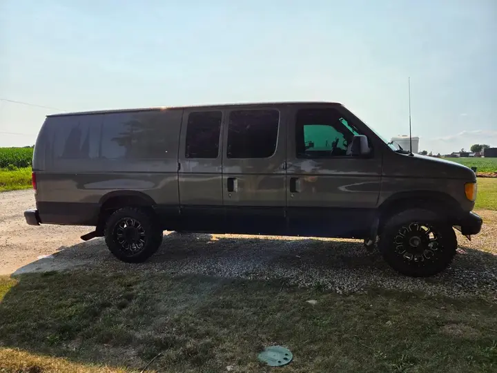 Ford E-350 2003 photo 3