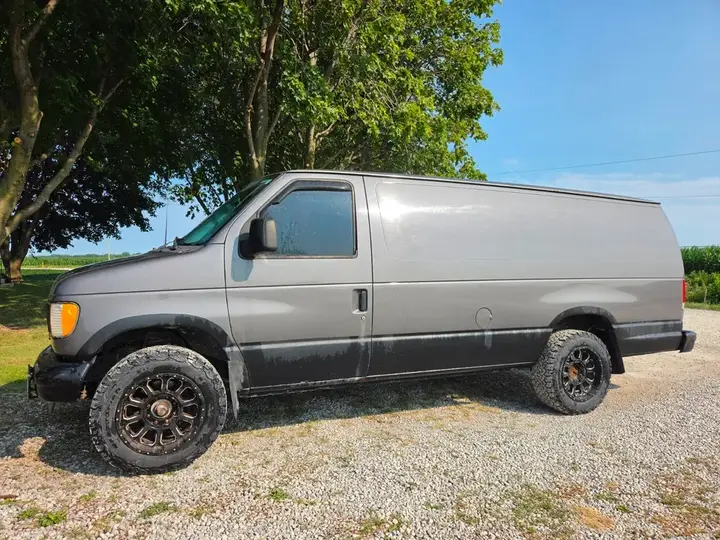 Ford E-350 2003 photo 2