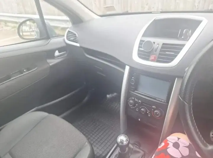 Peugeot 207 2011 photo 2