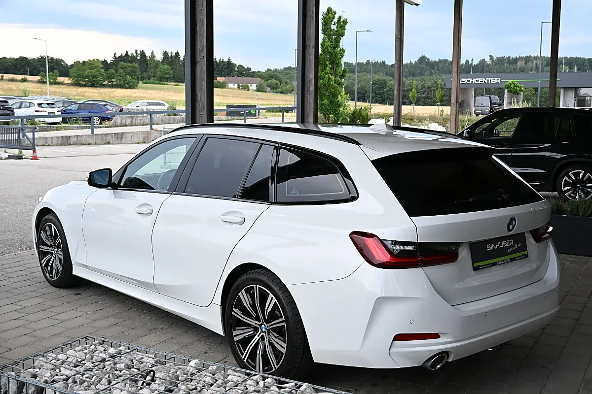 BMW 3 Series 2022 photo 3