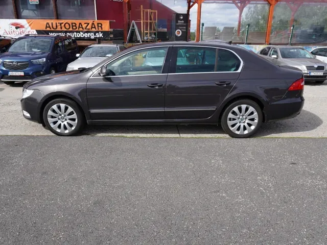 Skoda Superb 2009 photo 2