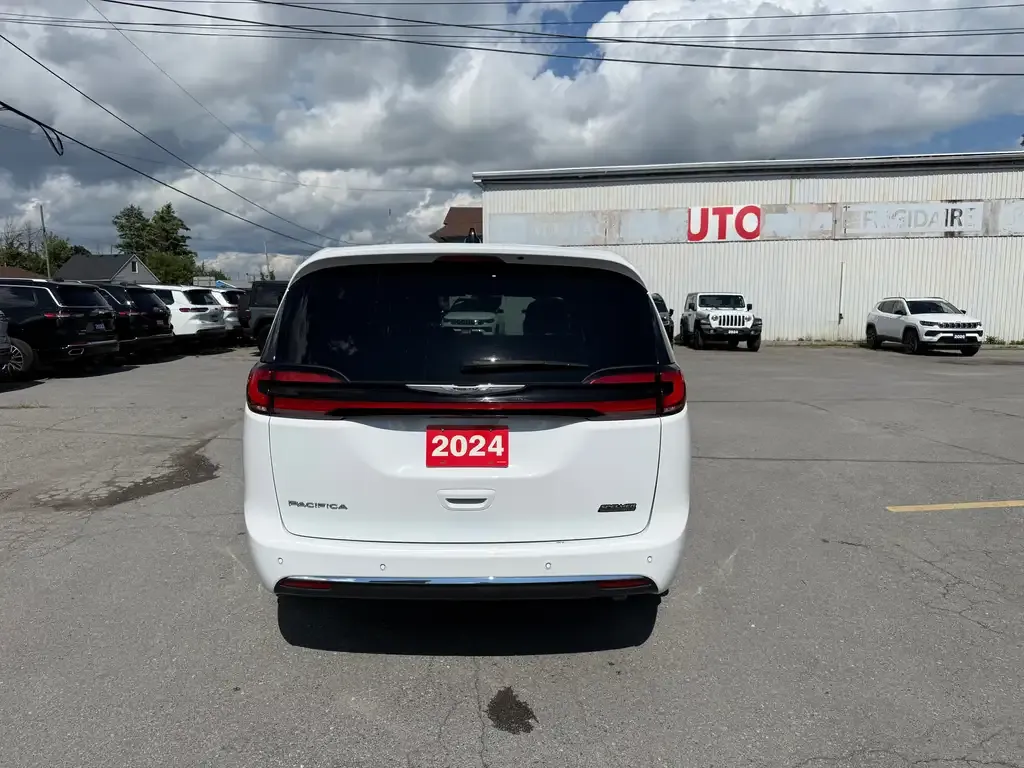 Chrysler Pacifica 2024 photo 4