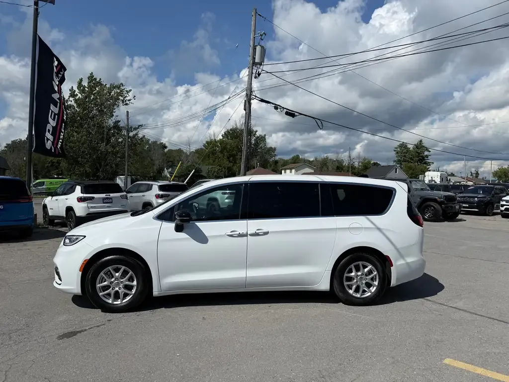 Chrysler Pacifica 2024 photo 2