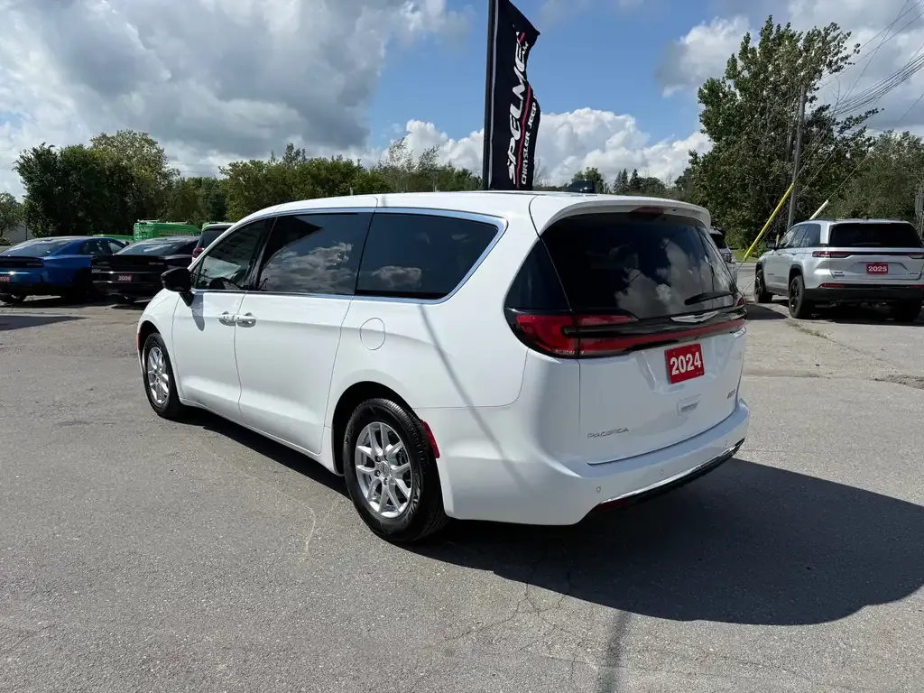 Chrysler Pacifica 2024 photo 3