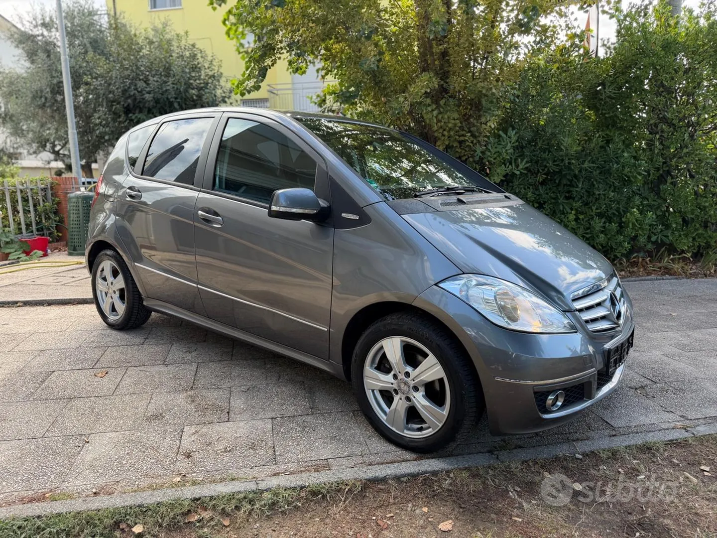 Mercedes-Benz A180 2011 photo 2