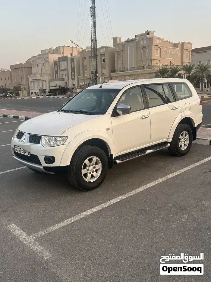 Mitsubishi Pajero 2012 photo 2
