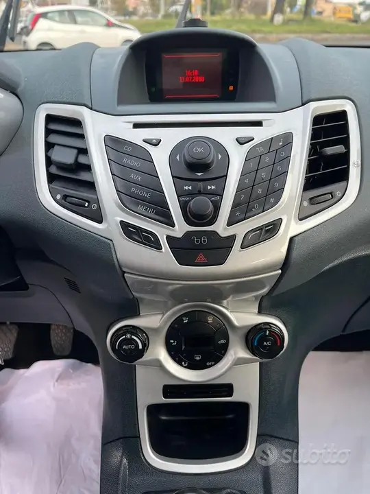 Ford Fiesta 2010 photo 3