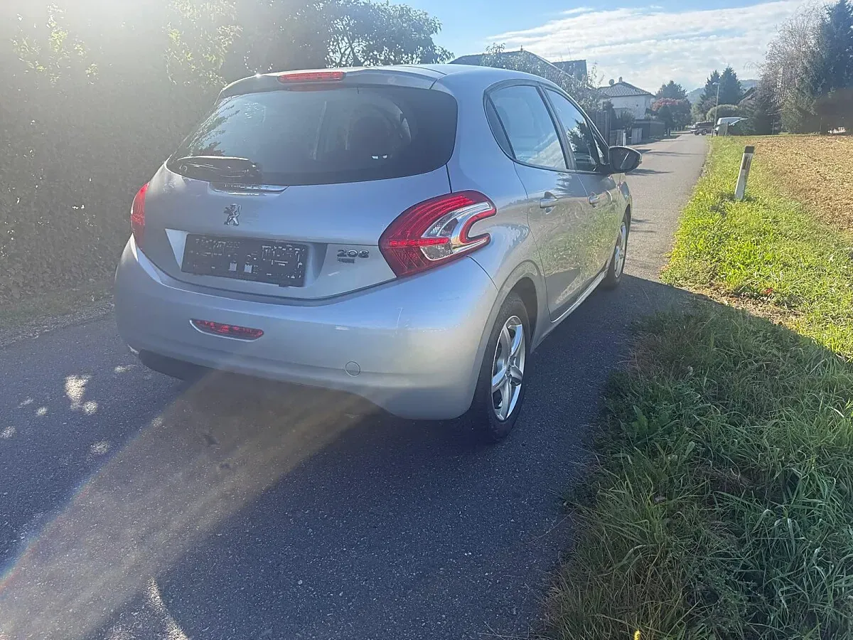 Peugeot 208 2011 photo 3