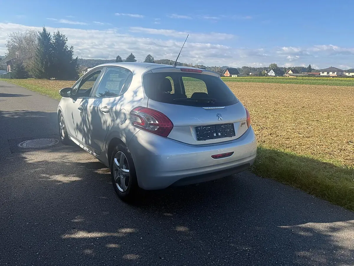 Peugeot 208 2011 photo 2
