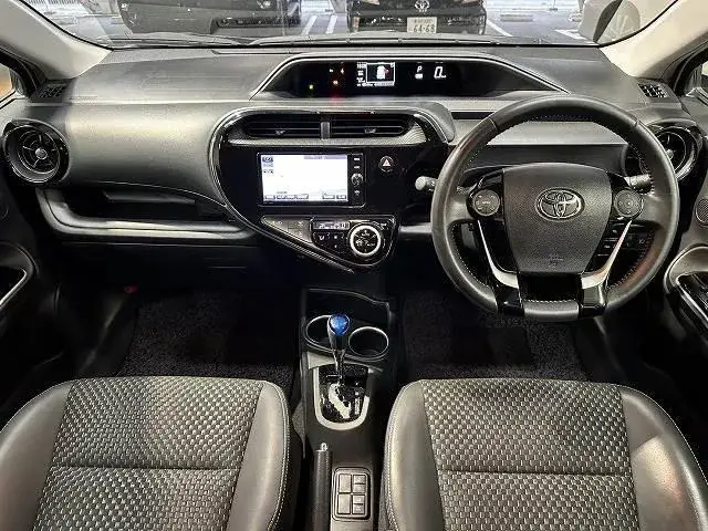 Toyota Aqua 2018 photo 2