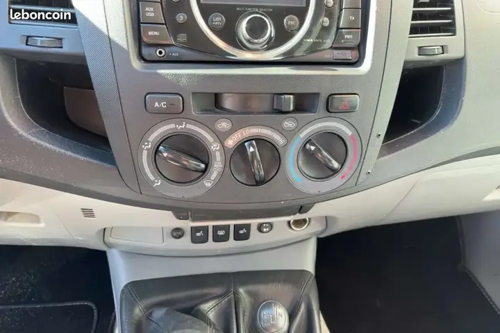 Toyota Hilux 2010 photo 3