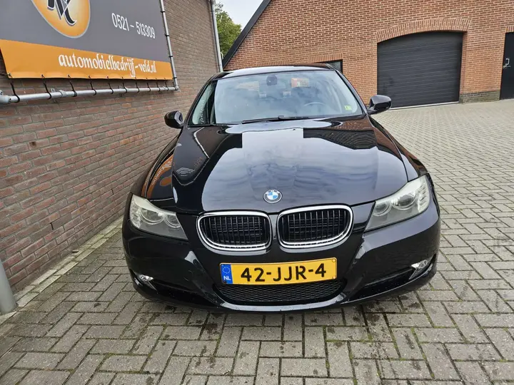 BMW 318I 2009 photo 2