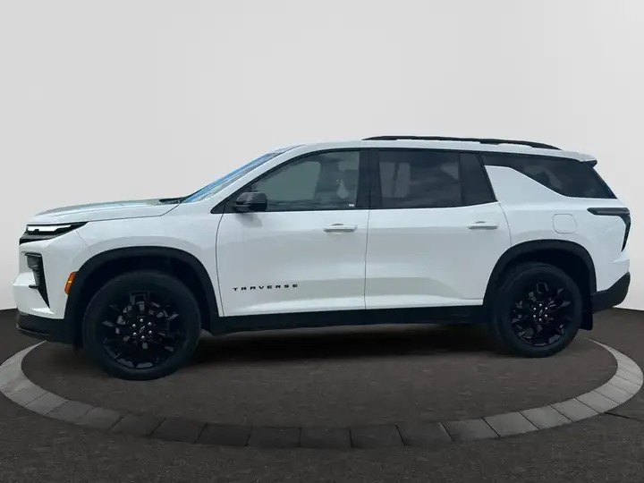 Chevrolet Traverse 2026 photo 2