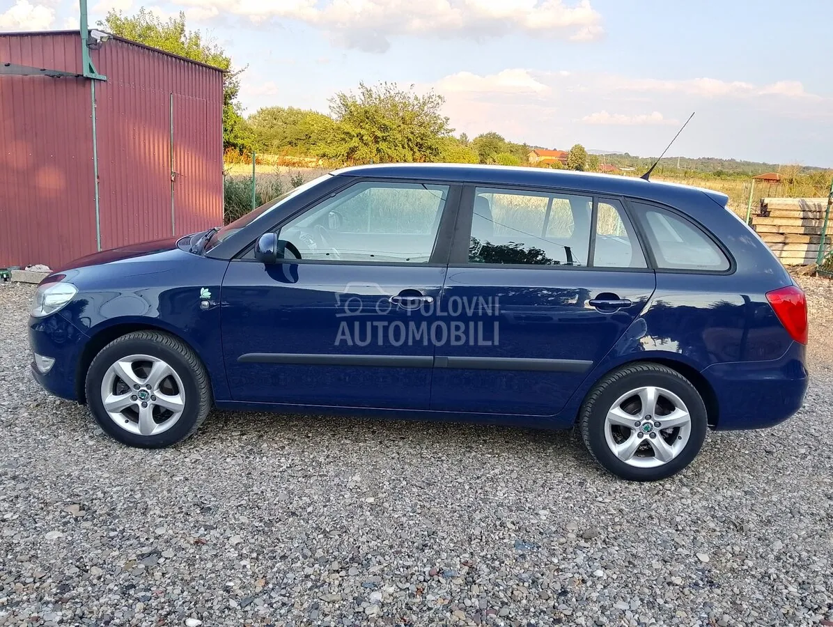 Skoda Fabia 2011 photo 2