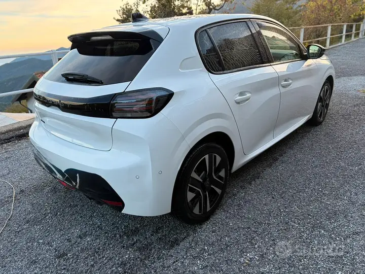 Peugeot 208 2024 photo 2