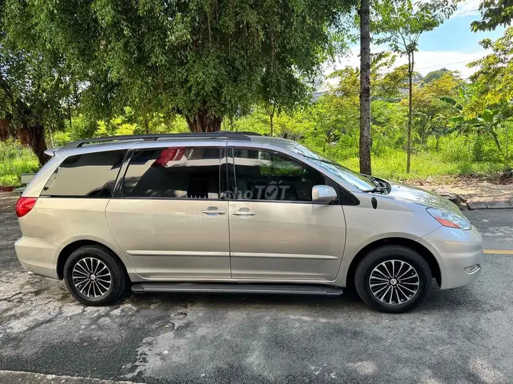 Toyota Sienna 2010 photo 2