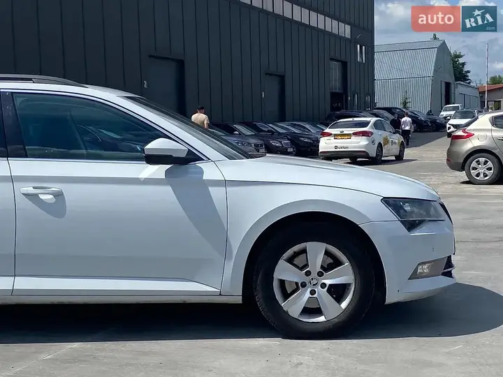 Skoda Superb 2018 photo 5