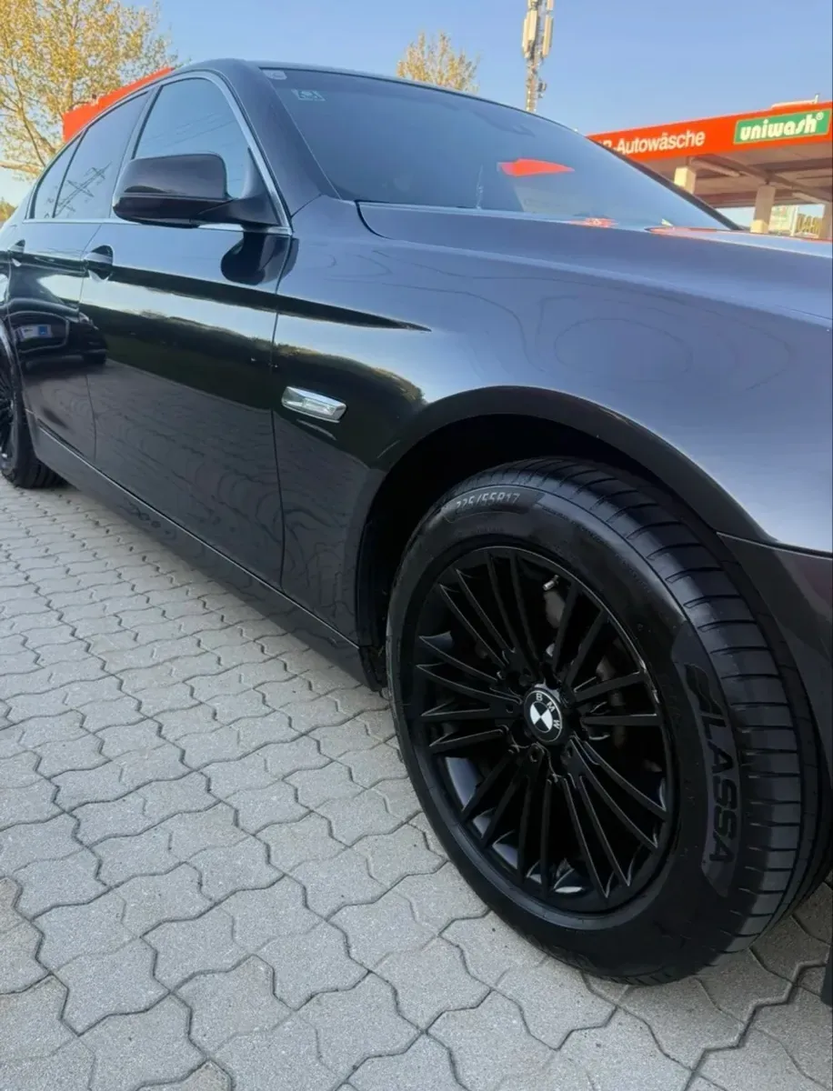 BMW 5 Series 2010 photo 2