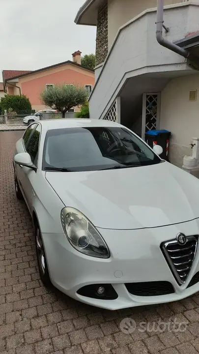 Alfa Romeo Giulietta 2013 photo 2