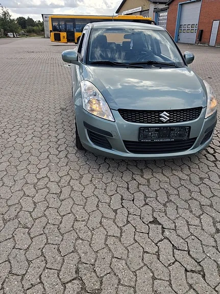 Suzuki Swift 2011 photo 2