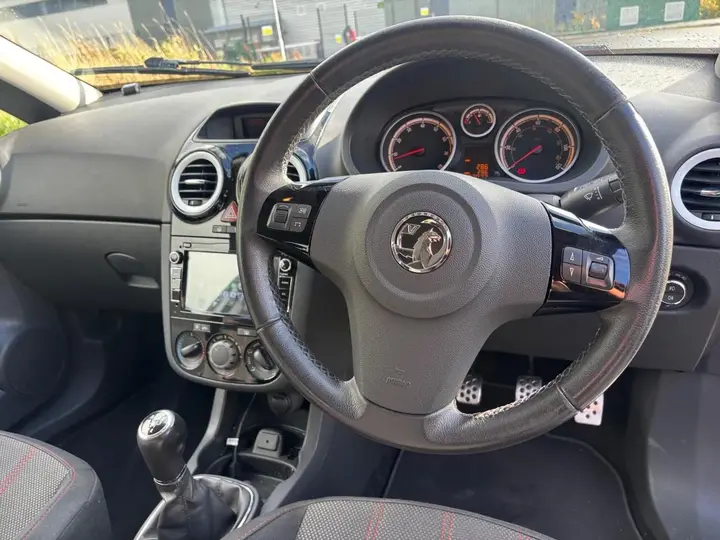Vauxhall Corsa 2011 photo 2