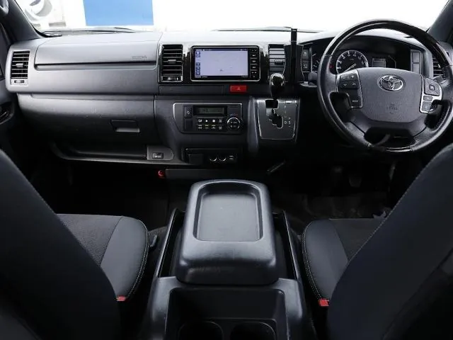 Toyota Hiace Van 2022 photo 2