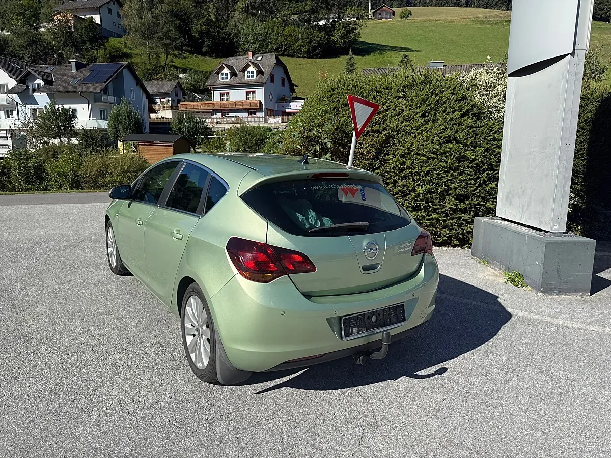 Opel Astra 2011 photo 2