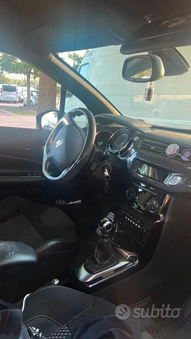DS Automobiles Ds 3 2010 photo 3