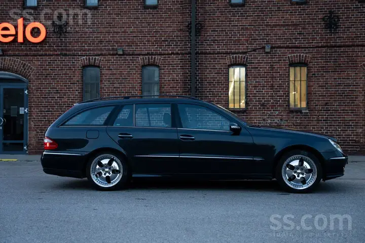 Mercedes-Benz E220 2006 photo 3