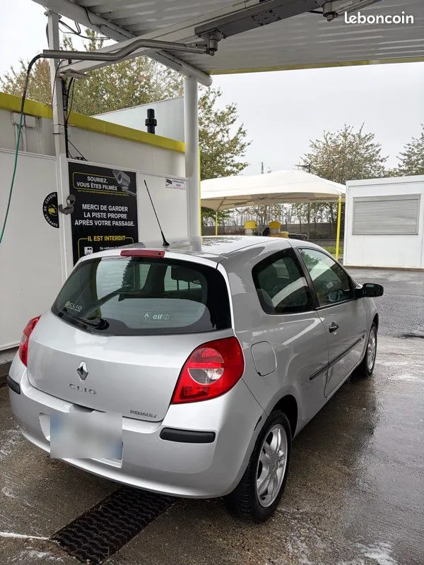 Renault Clio 2006 photo 2