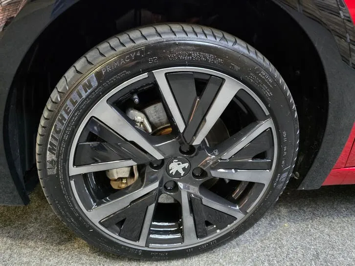 Peugeot E-208 2023 photo 2