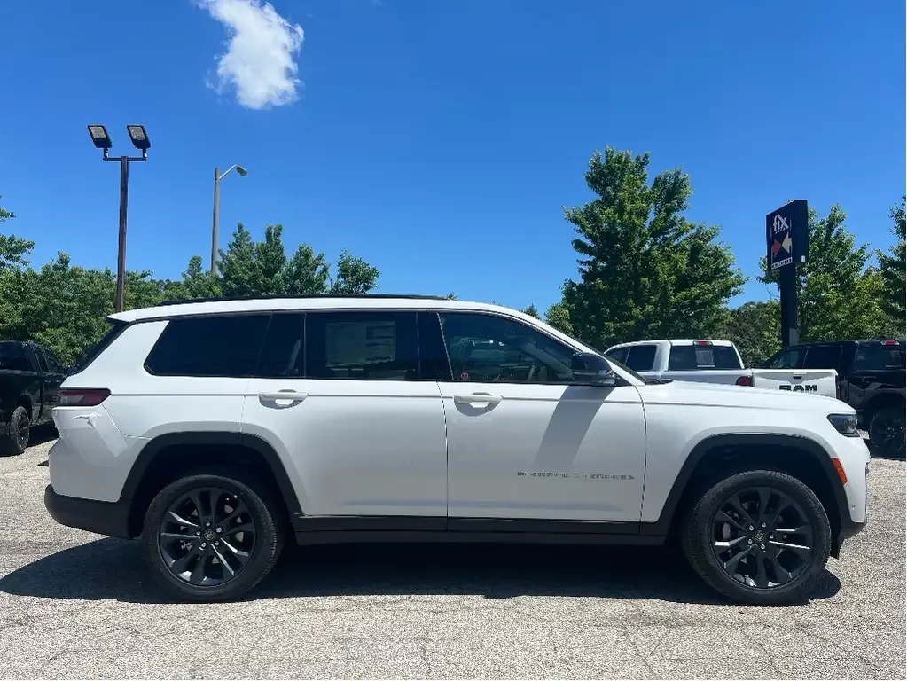 Jeep Grand Cherokee 2026 photo 3
