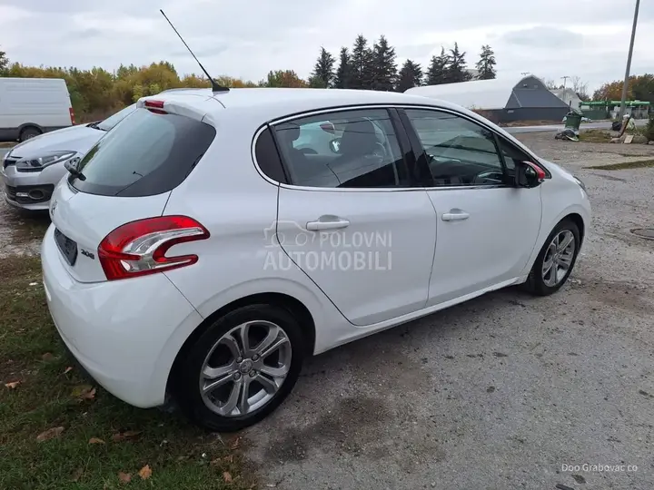 Peugeot 208 2013 photo 2
