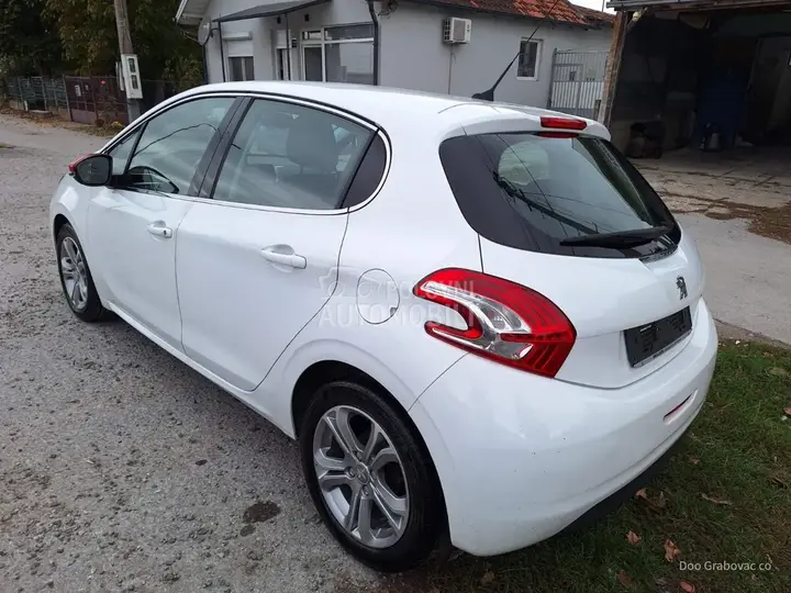 Peugeot 208 2013 photo 3