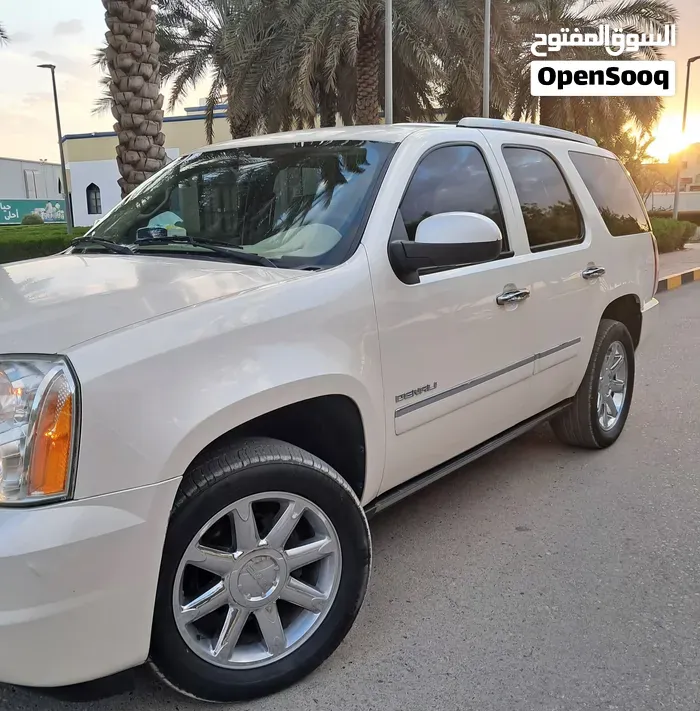 GMC Yukon 2014 photo 2