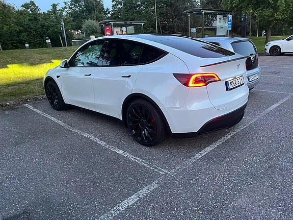 Tesla Model Y 2024 photo 2