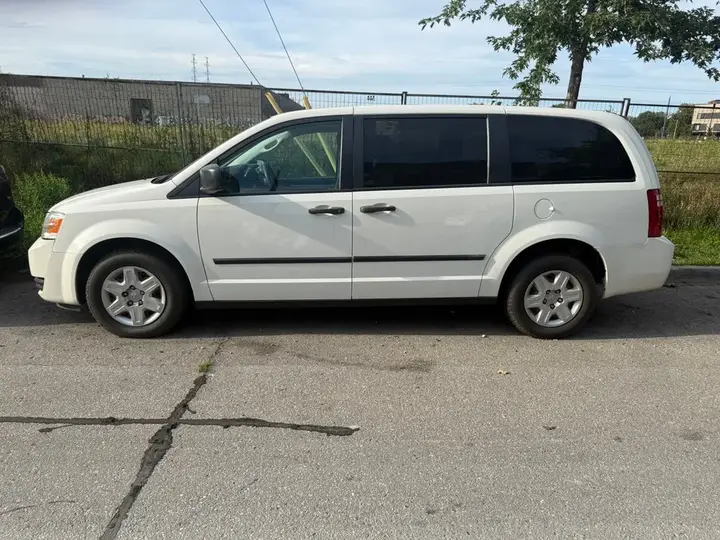 Dodge Grand Caravan 2010 photo 3