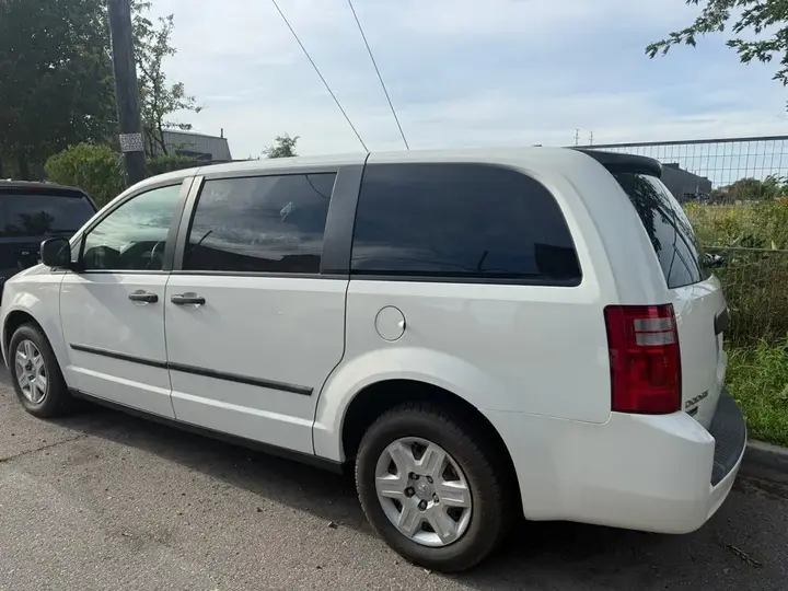 Dodge Grand Caravan 2010 photo 2