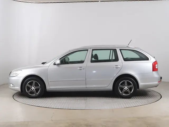 Skoda Octavia Combi 2013 photo 2