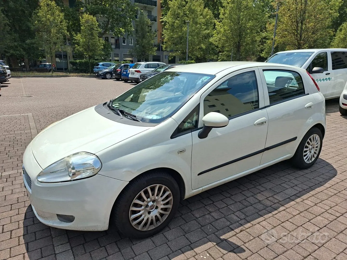 Fiat Grande Punto 2011 photo 2