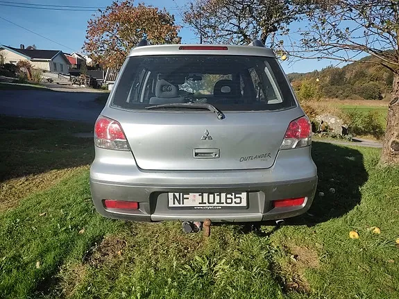 Mitsubishi Outlander 2004 photo 2