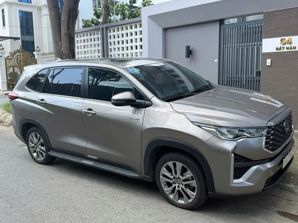 Toyota Innova Cross