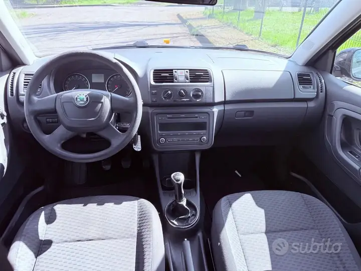 Skoda Fabia 2011 photo 5