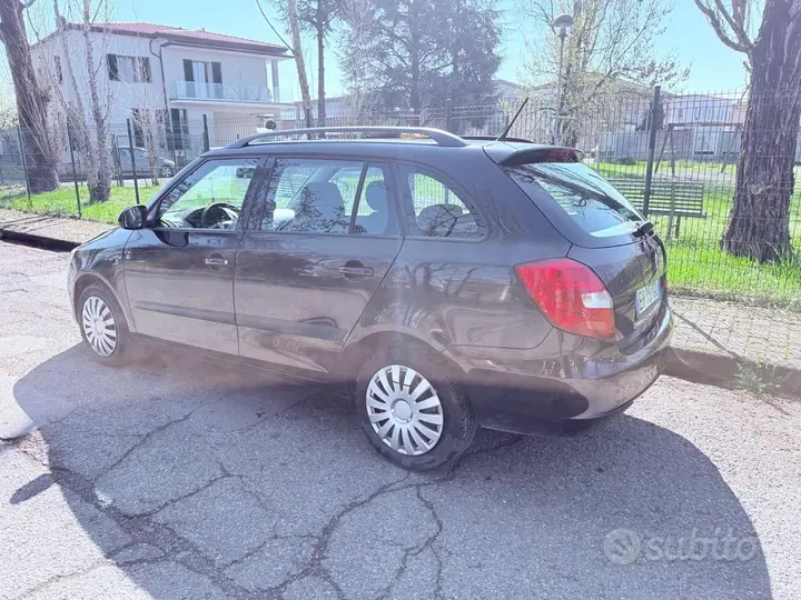 Skoda Fabia 2011 photo 3