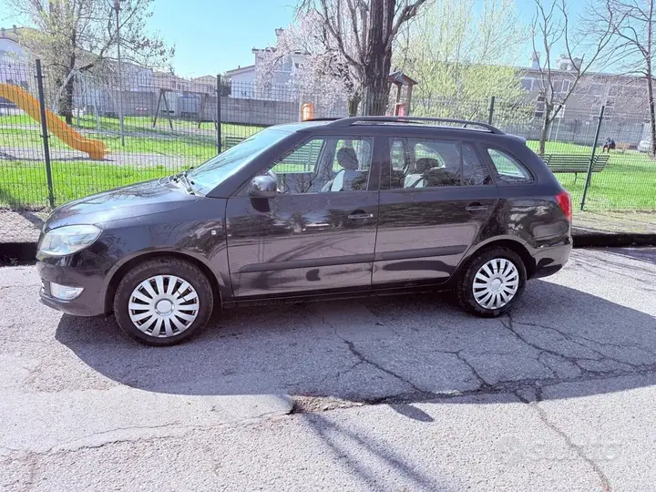 Skoda Fabia 2011 photo 4