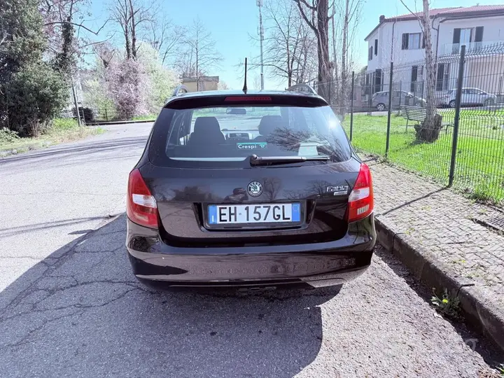 Skoda Fabia 2011 photo 2