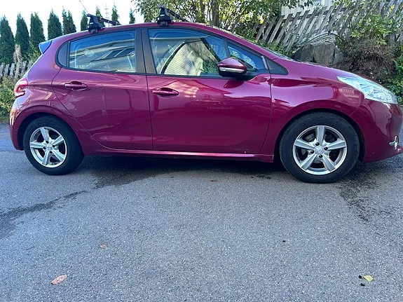 Peugeot 208 2012 photo 4