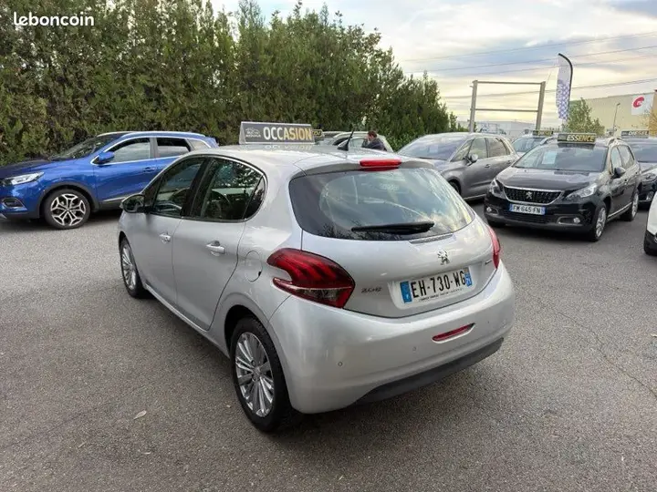 Peugeot 208 2016 photo 3